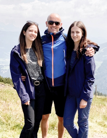 Manfred Riegler mit Töchtern