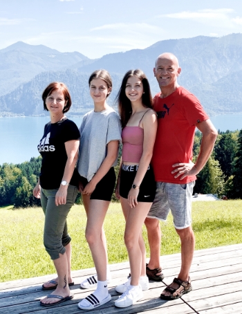 Familienfoto mit Landschaftshintergrund